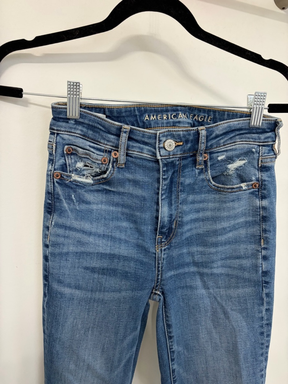 American Eagle Outfitters Blue Flare Jeans with Knee Rip - Picture 4 of 9